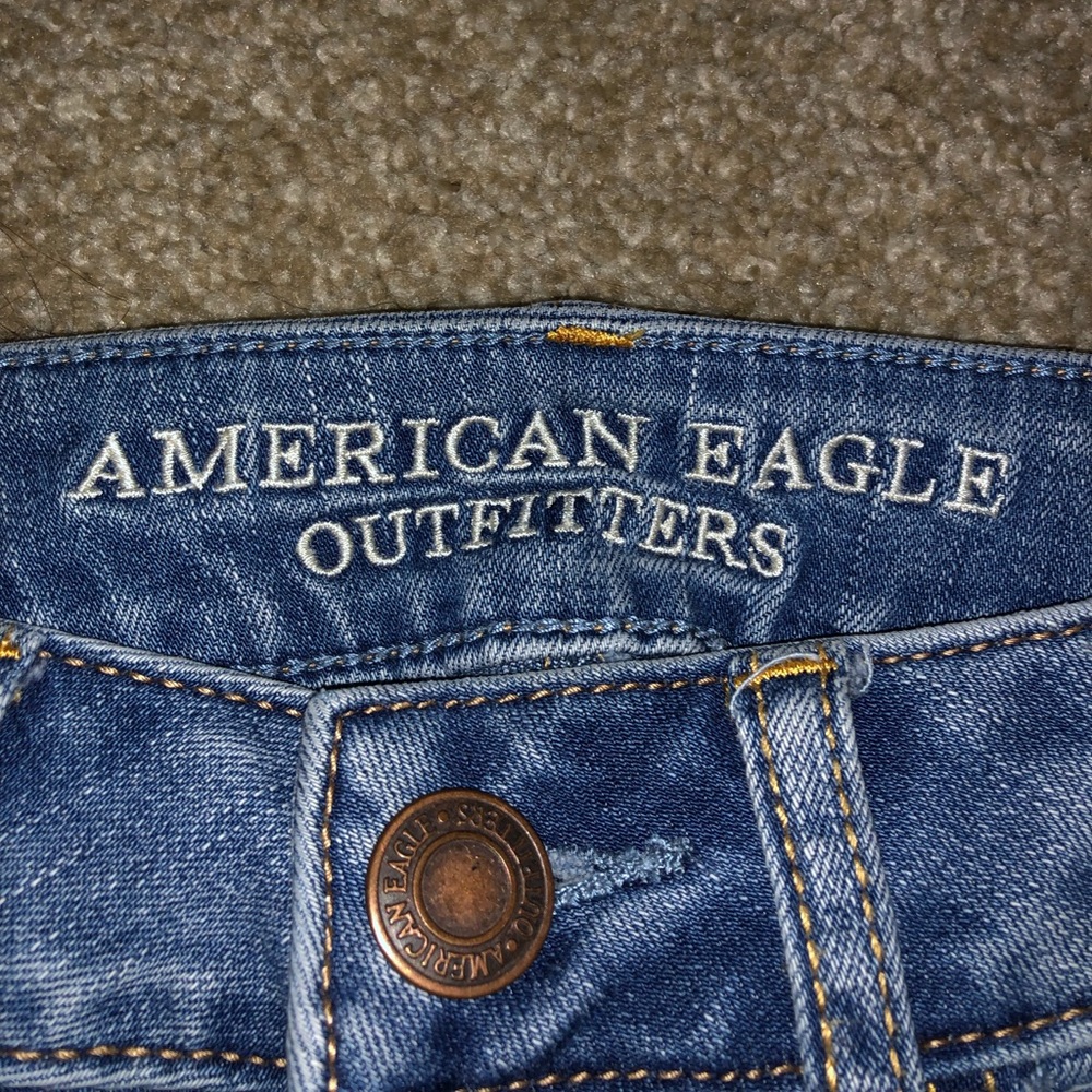 “American Eagle” light wash jeans